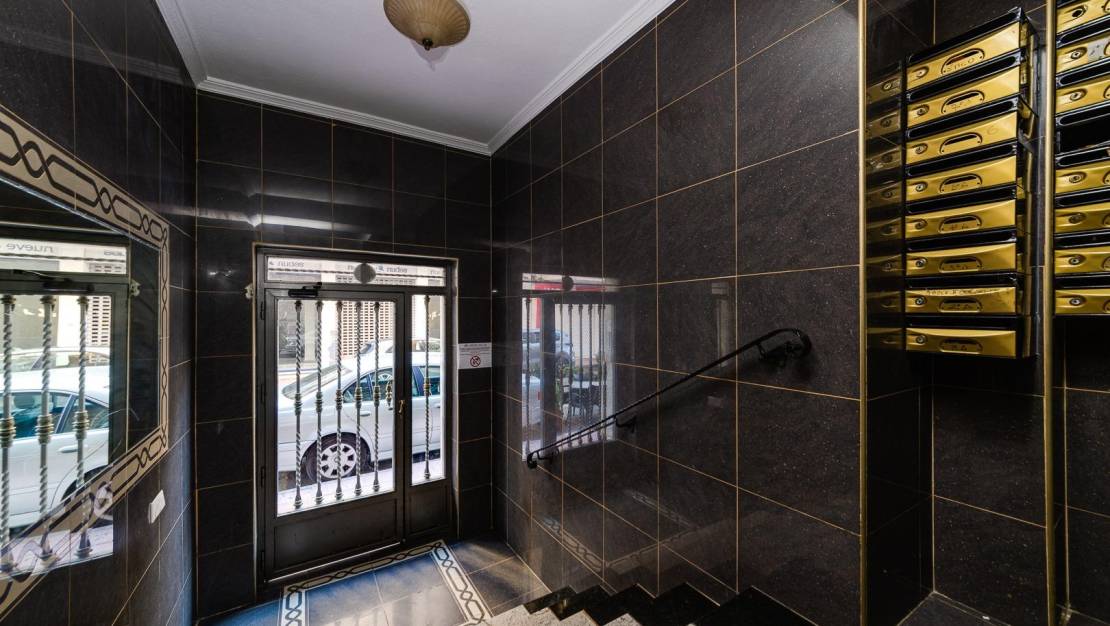 Sale - Apartment - Torrevieja - Centro