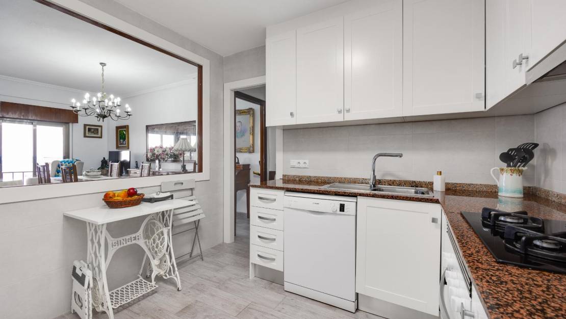 Sale - Apartment - Torrevieja - Paseo maritimo