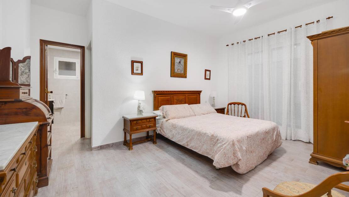 Sale - Apartment - Torrevieja - Paseo maritimo