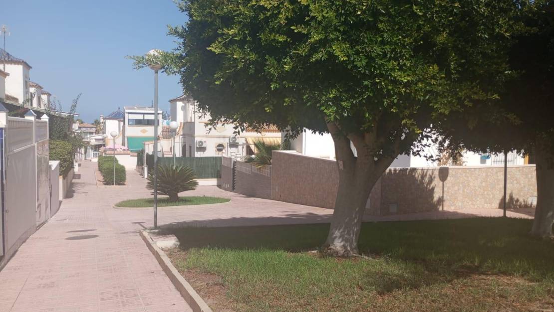 Sale - Bungalow - Torrevieja - Los altos