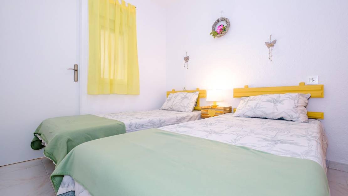 Sale - Bungalow - Torrevieja - Playa de los Naufragos