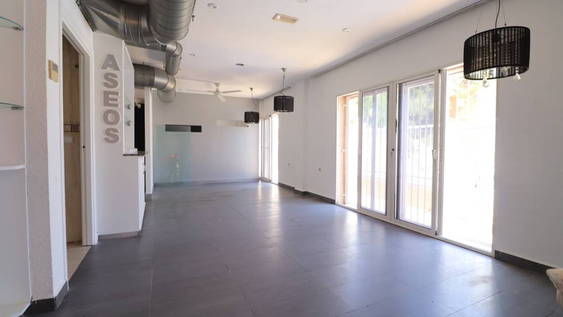 Sale - Commercial property - Los Montesinos - La Marquesa