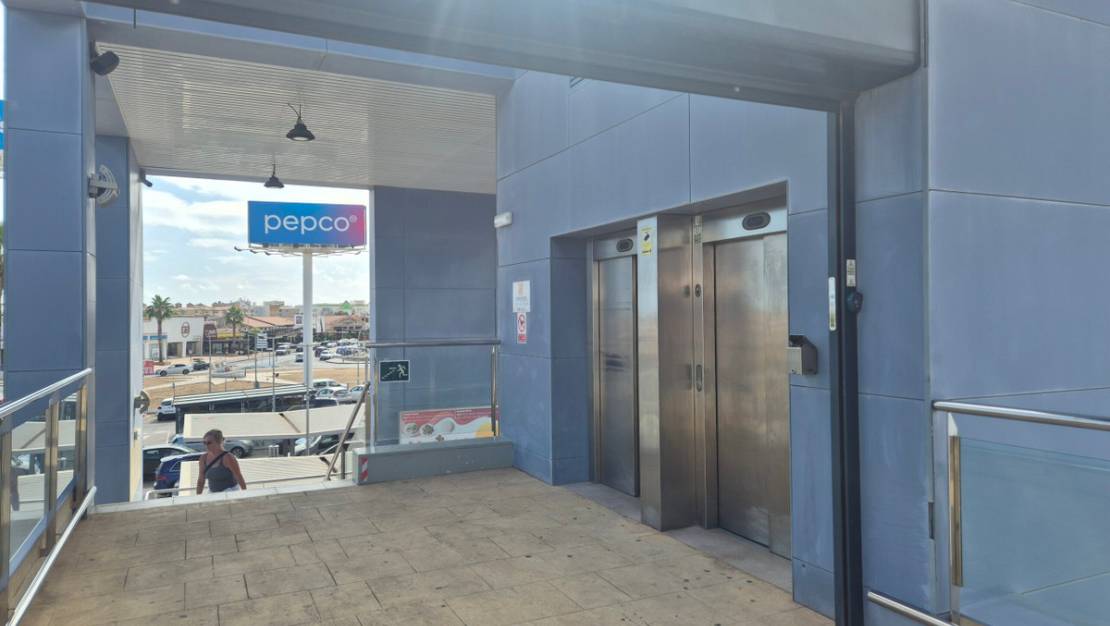 Sale - Commercial property - Orihuela - La Zenia