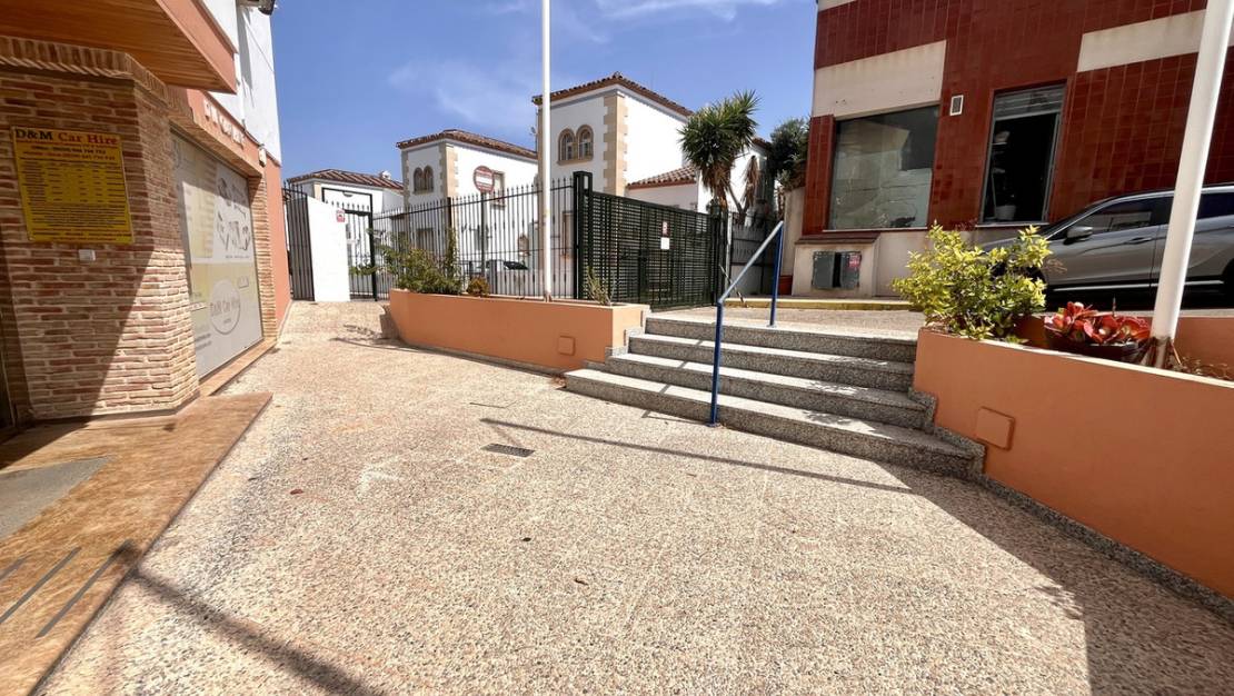 Sale - Commercial property - Orihuela - Villamartin