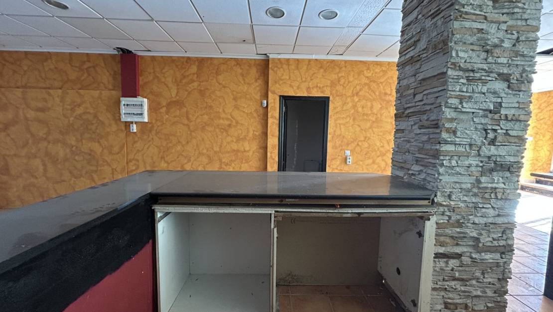 Sale - Commercial property - Orihuela - Villamartin