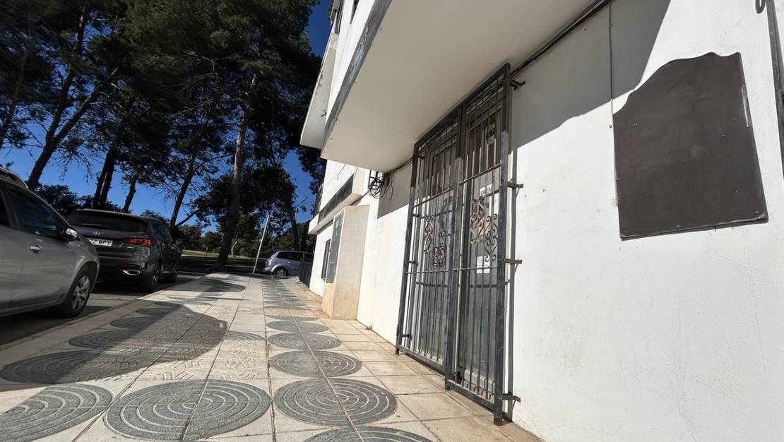 Sale - Commercial property - Orihuela - Villamartin