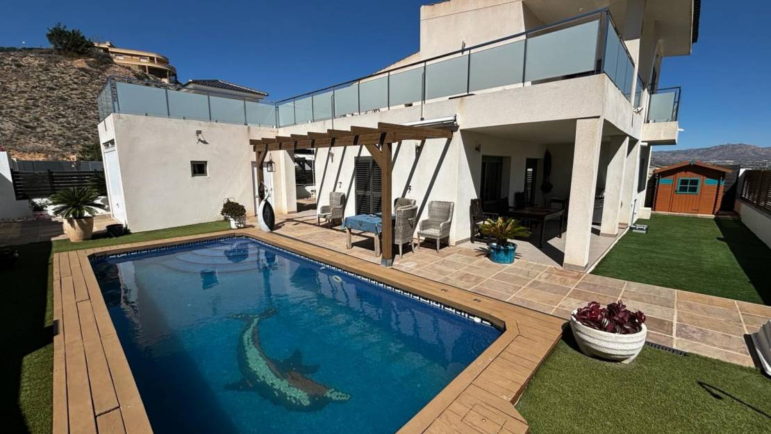 Sale - Detached House / Villa - Cox