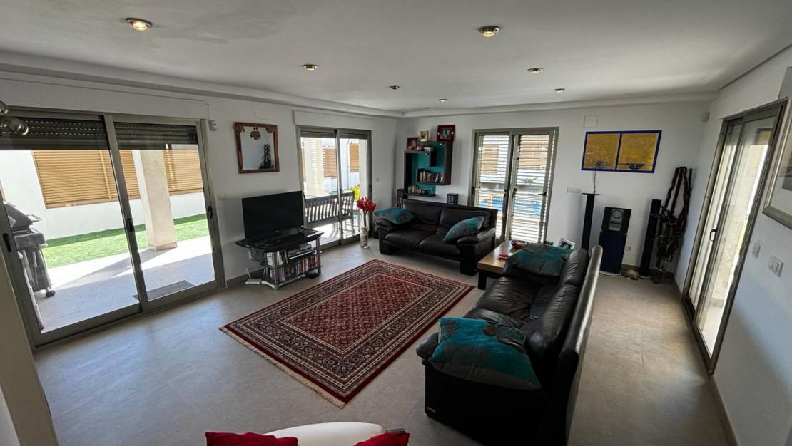 Sale - Detached House / Villa - Cox