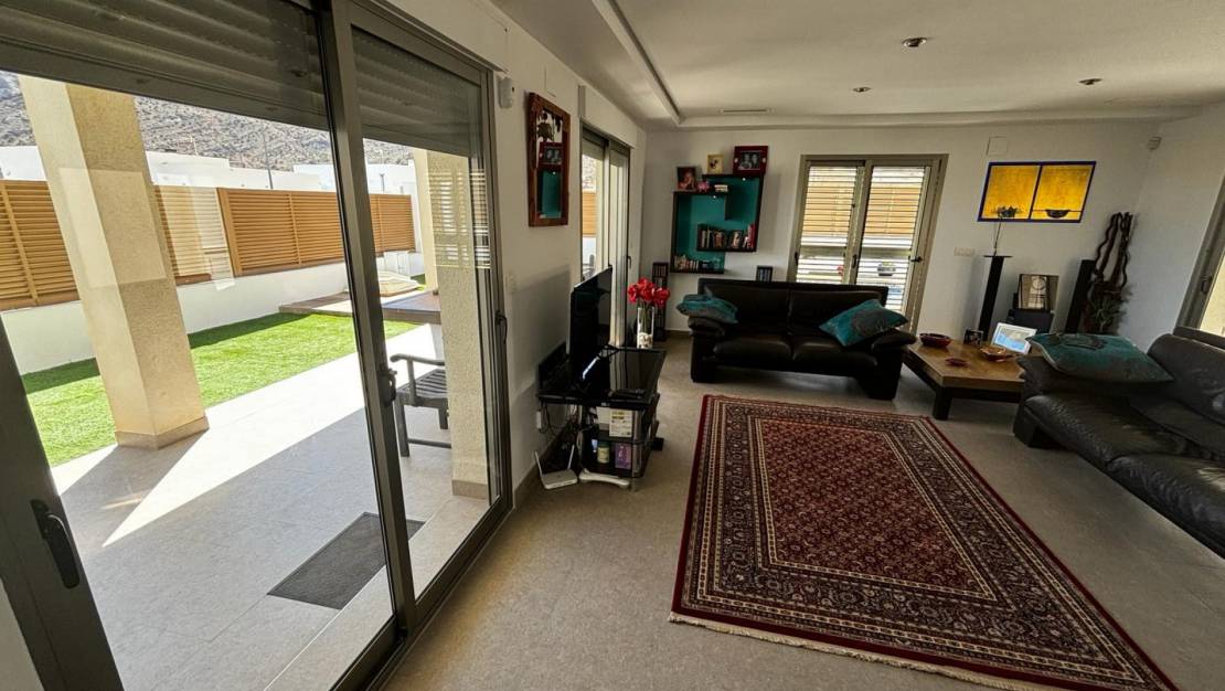 Sale - Detached House / Villa - Cox