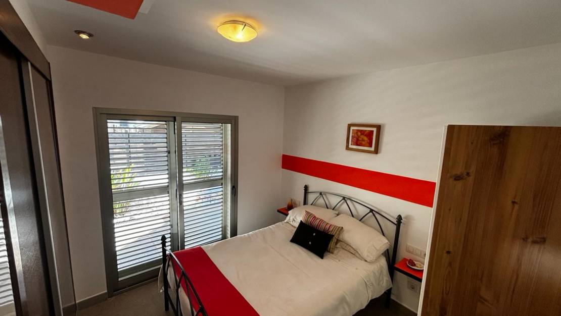 Sale - Detached House / Villa - Cox