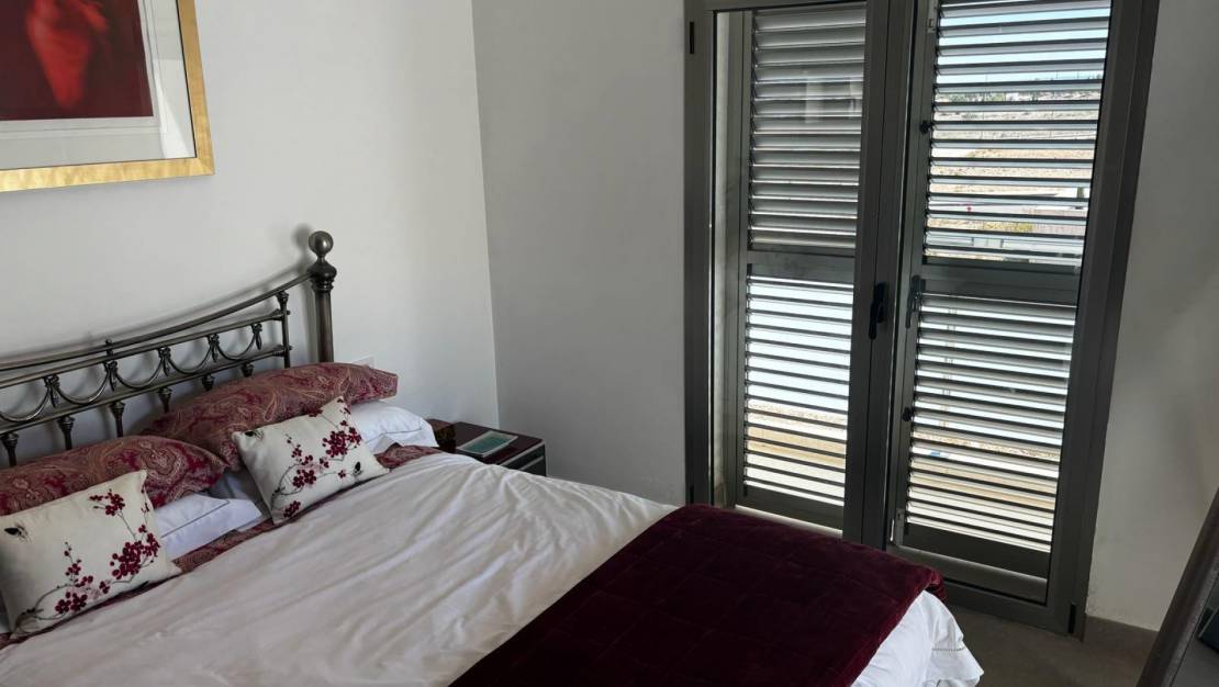 Sale - Detached House / Villa - Cox
