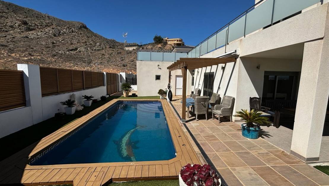Sale - Detached House / Villa - Cox