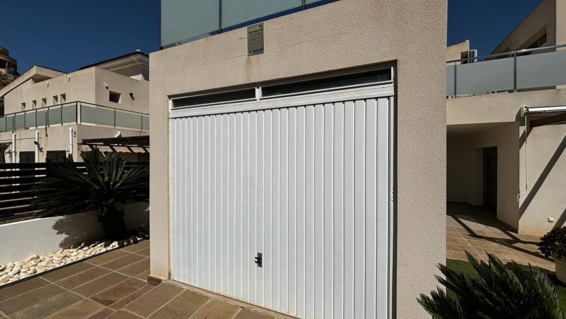 Sale - Detached House / Villa - Cox