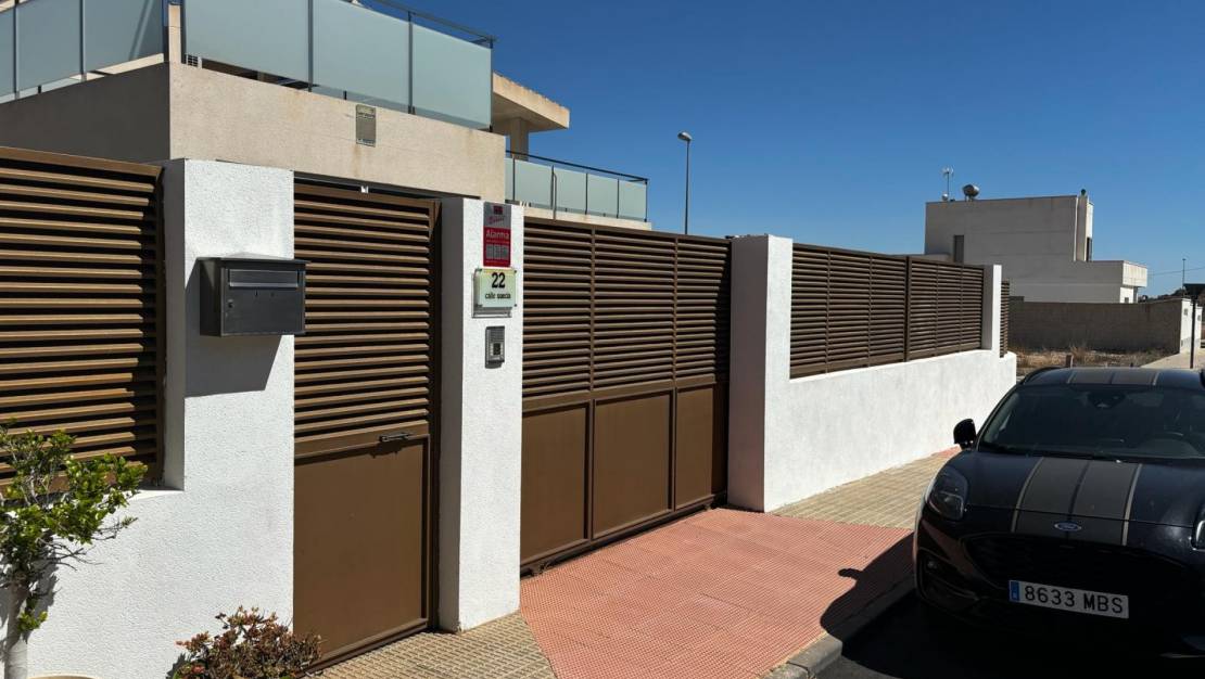 Sale - Detached House / Villa - Cox