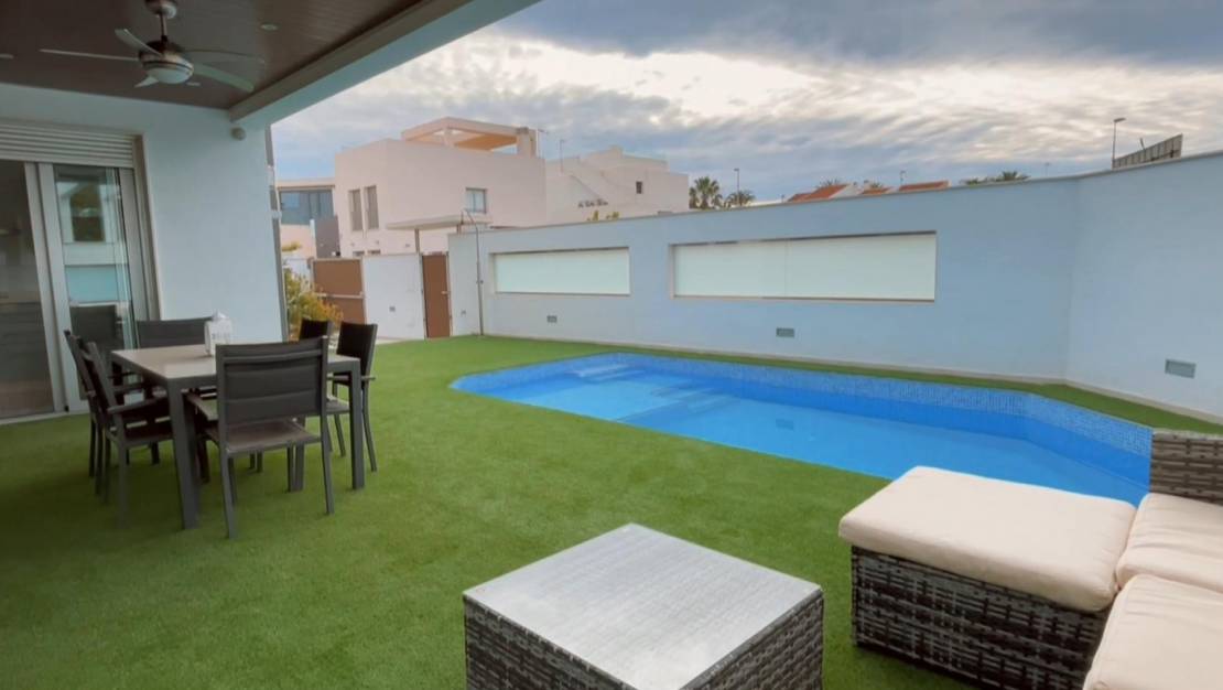 Sale - Detached House / Villa - Mil Palmeras