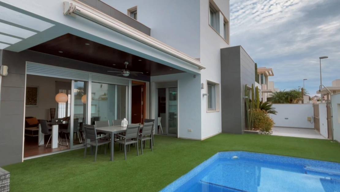 Sale - Detached House / Villa - Mil Palmeras