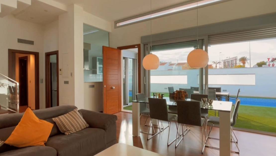 Sale - Detached House / Villa - Mil Palmeras