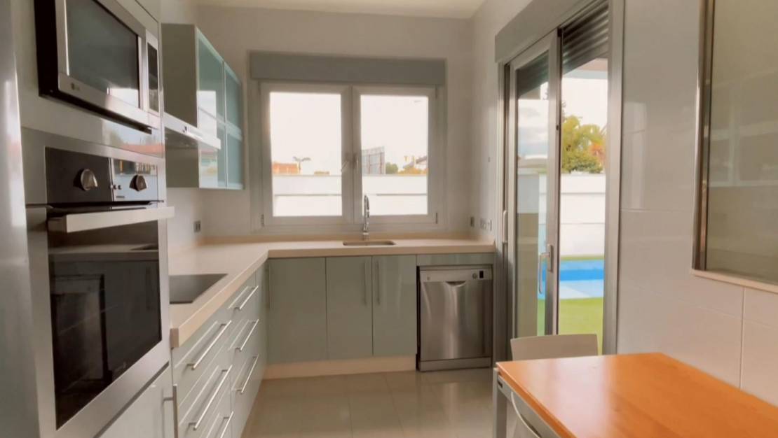 Sale - Detached House / Villa - Mil Palmeras