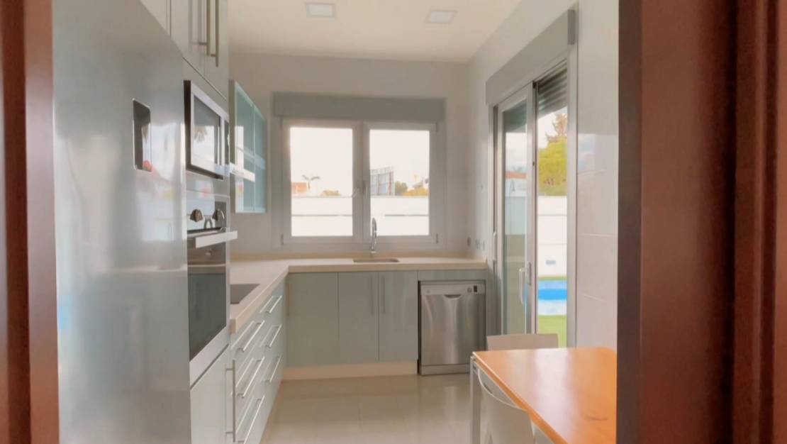 Sale - Detached House / Villa - Mil Palmeras