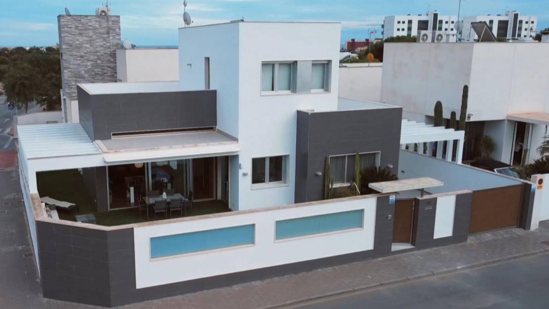 Sale - Detached House / Villa - Mil Palmeras