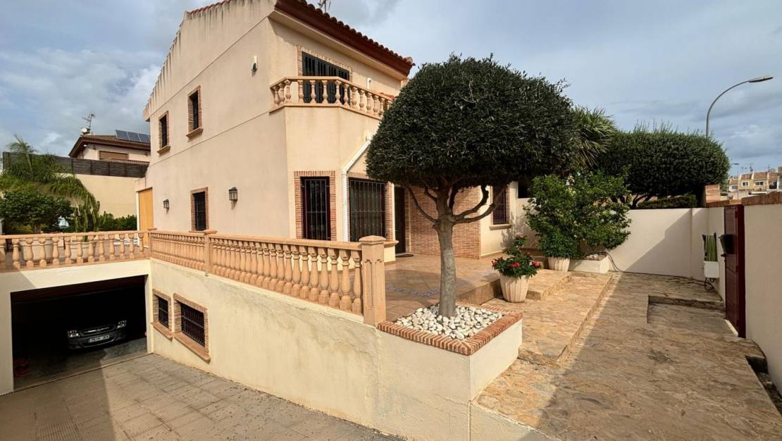 Sale - Detached House / Villa - Torrevieja Centro - Torrevieja