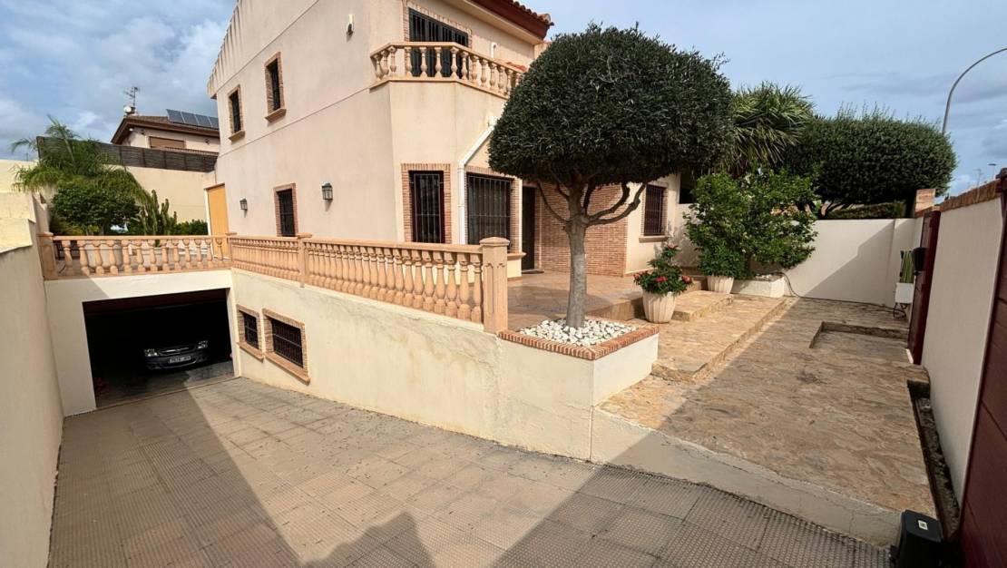 Sale - Detached House / Villa - Torrevieja Centro - Torrevieja