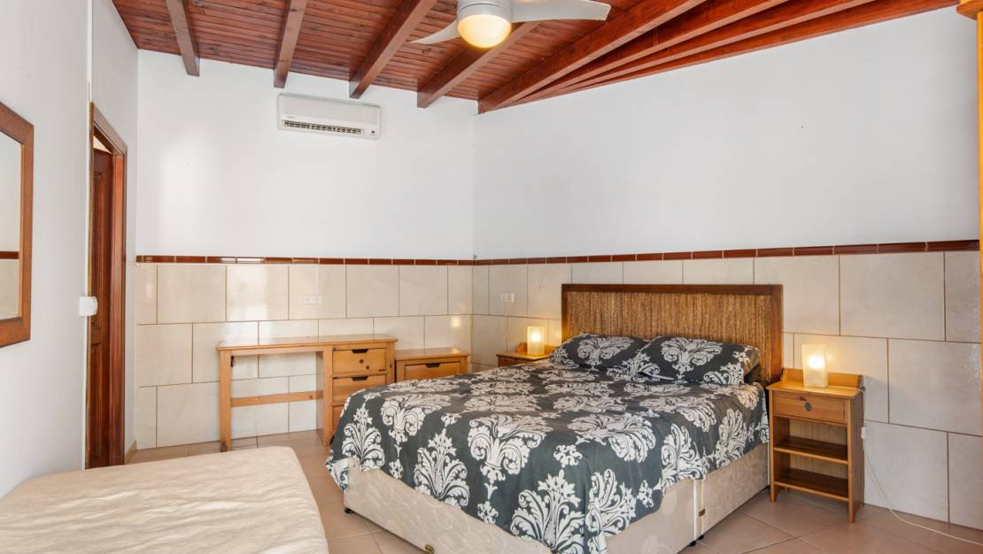 Sale - Finca / Country Property - Catral