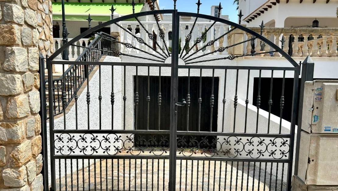 Sale - Villa - Orihuela Costa - La Zenia