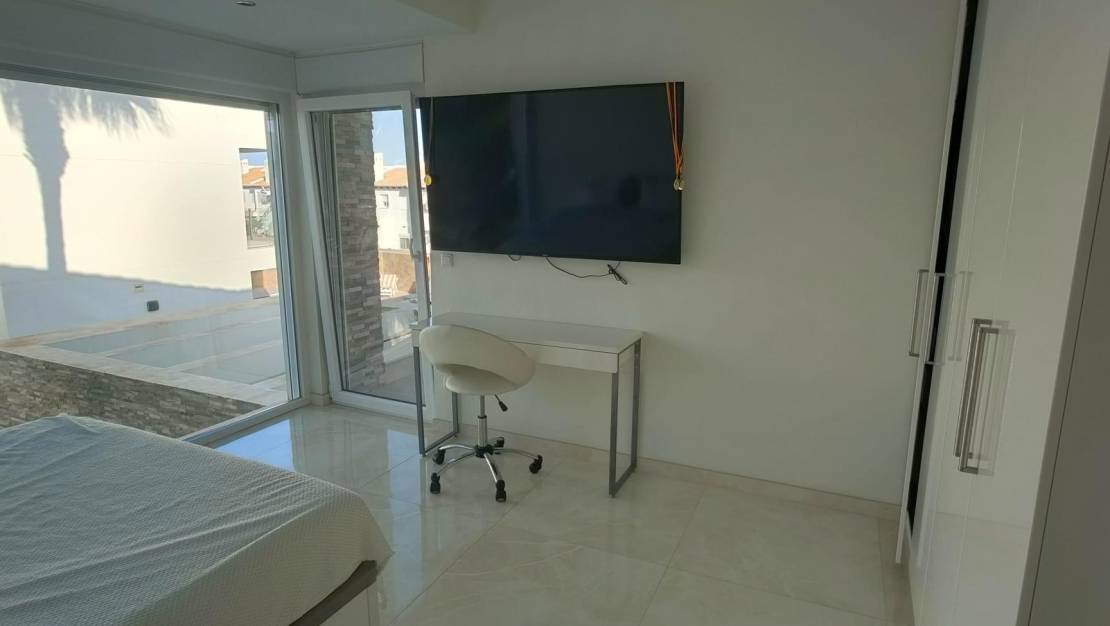 Sale - Villa - Orihuela Costa - La Zenia