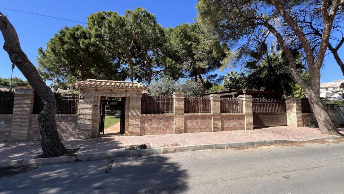 Sale - Villa - Orihuela Costa - Punta Prima