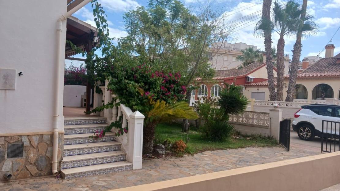 Sale - Villa - Orihuela Costa - Punta Prima