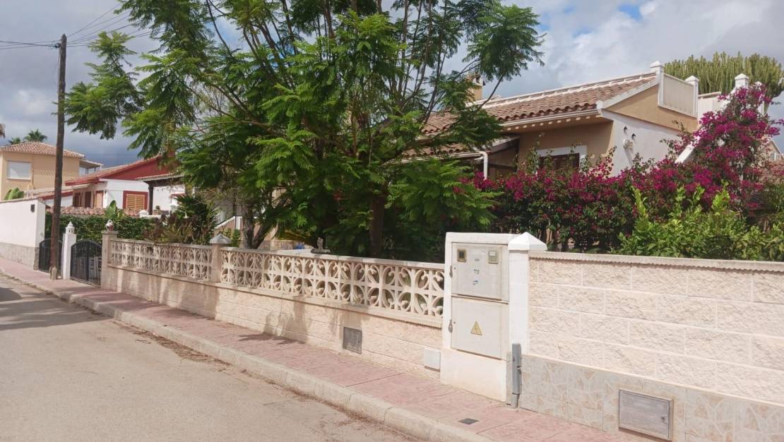 Sale - Villa - Orihuela Costa - Punta Prima