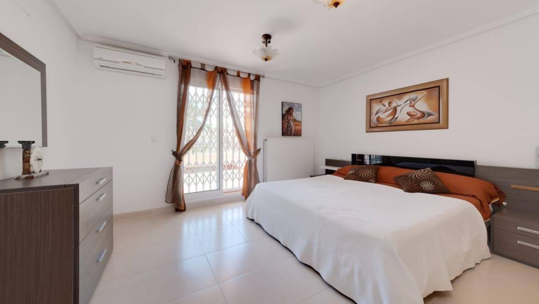 Sale - Villa - Orihuela Costa - Punta Prima