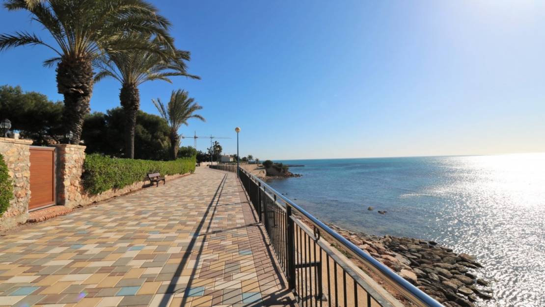Sale - Villa - Orihuela Costa - Punta Prima