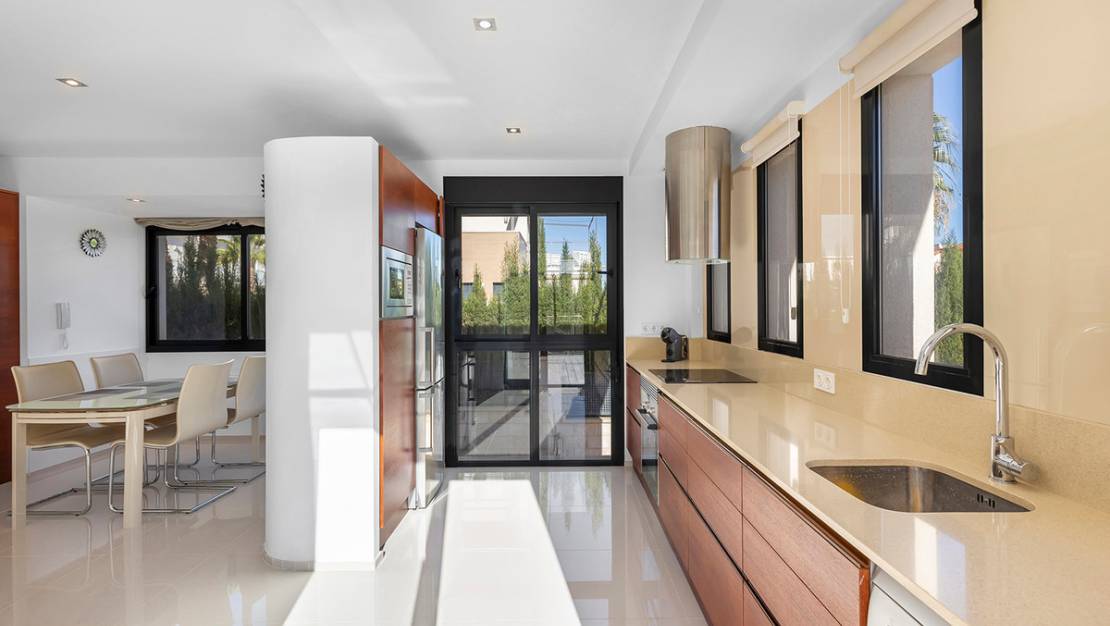 Sale - Villa - Orihuela - La Zenia