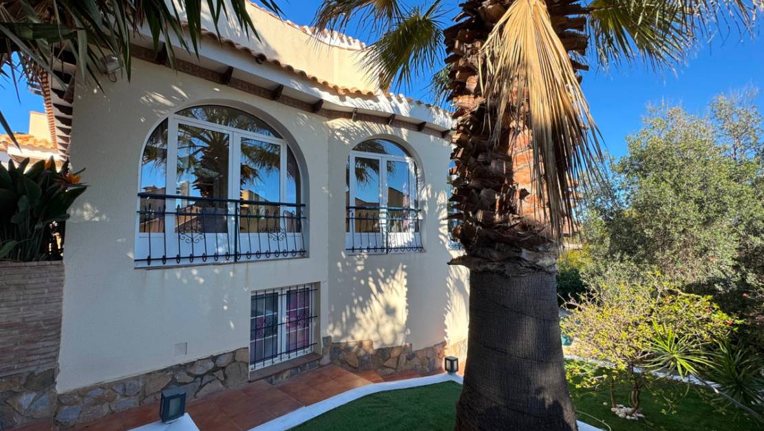 Sale - Villa - Orihuela - La Zenia