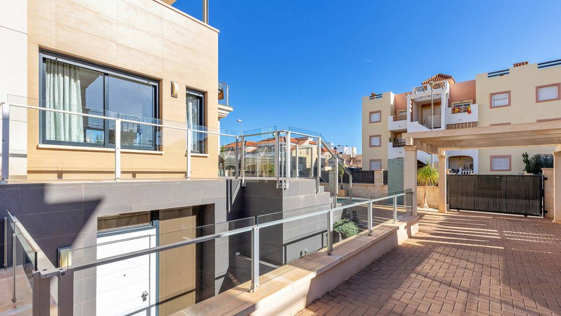 Sale - Villa - Orihuela - La Zenia