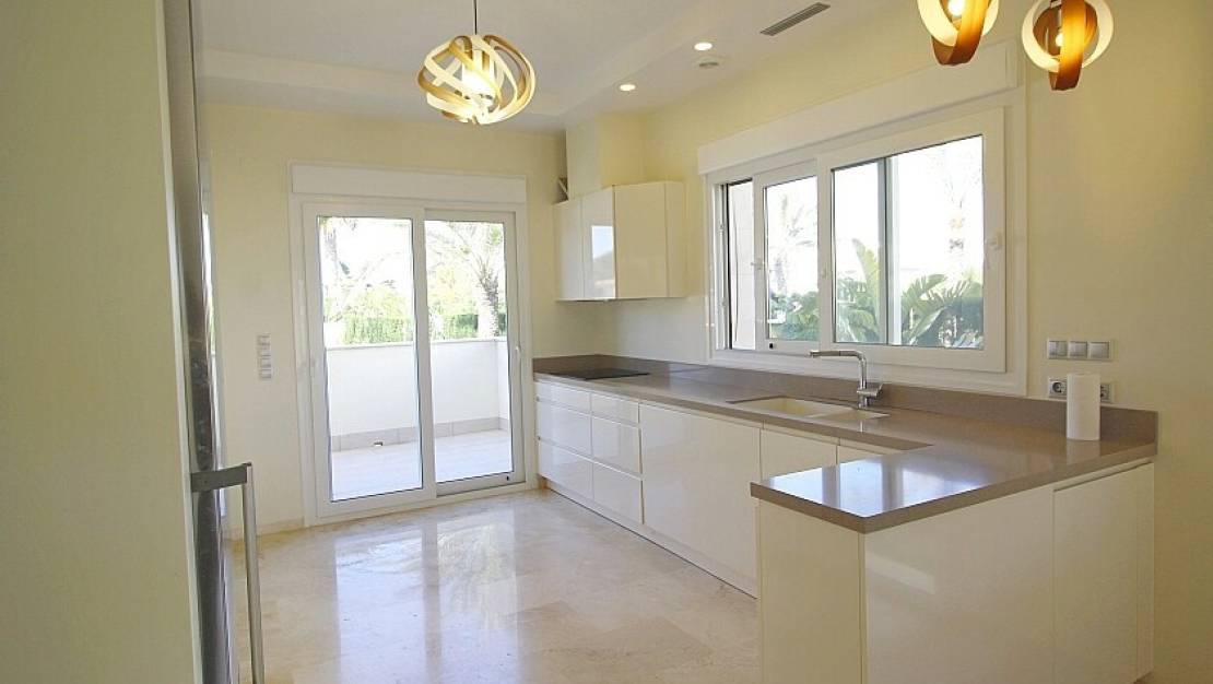 Sale - Villa - Orihuela - La Zenia