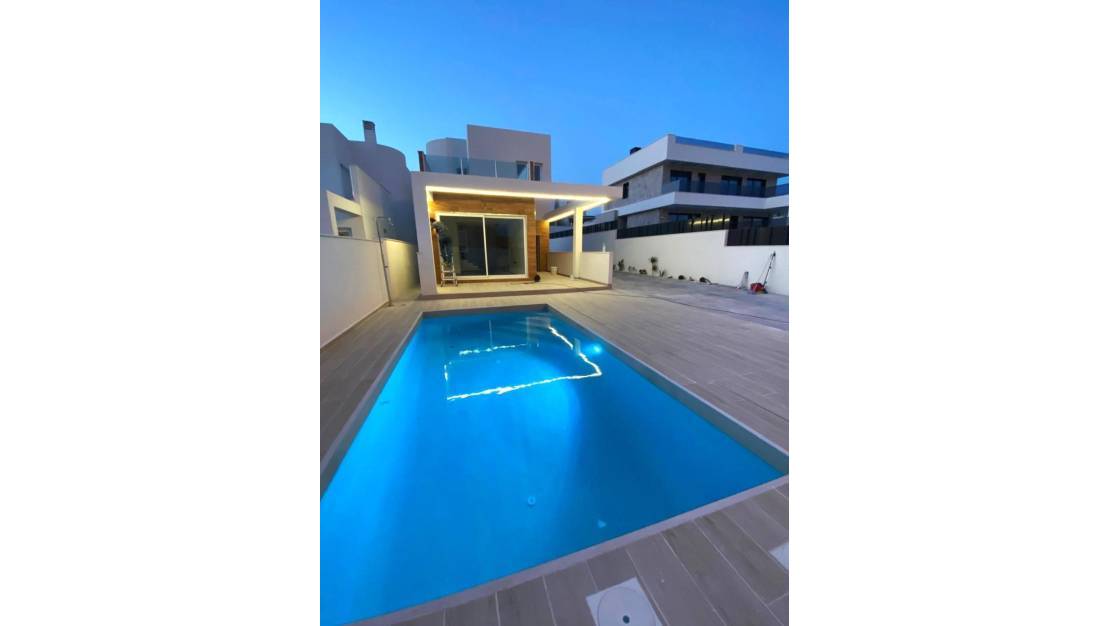 Sale - Villa - Torrevieja - Aguas Nuevas