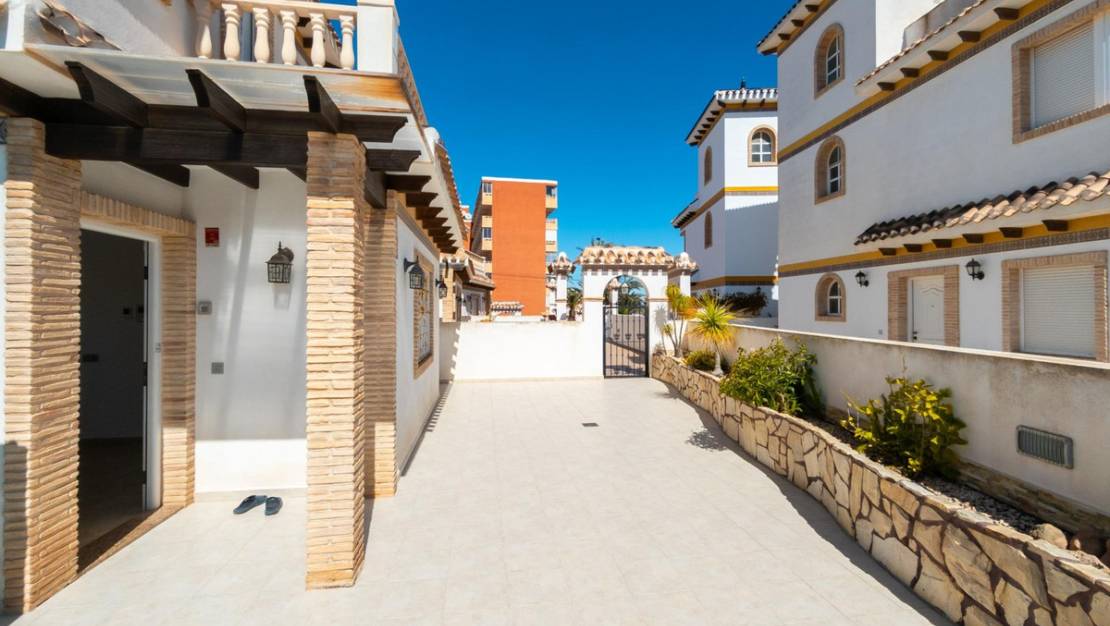 Sale - Villa - Torrevieja - La Mata