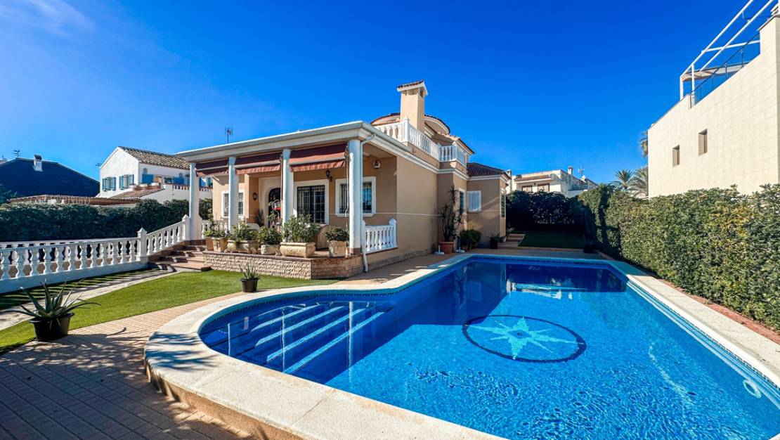 Sale - Villa - Torrevieja - La Mata