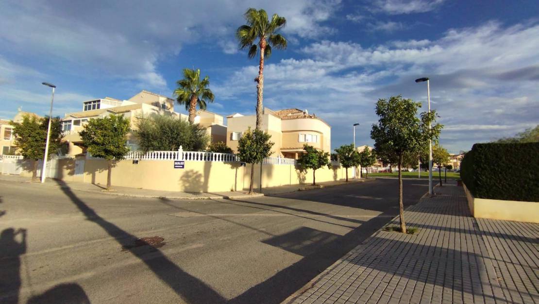 Sale - Villa - Torrevieja - Torreta florida