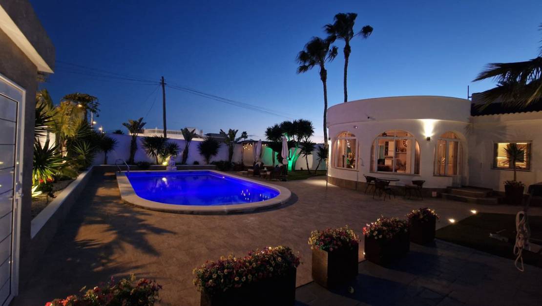 Sale - Villa - Torrevieja - Torrevieja Centro