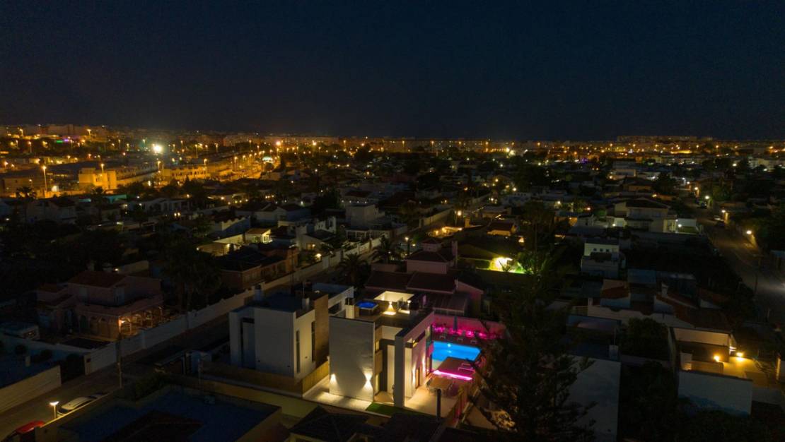Sale - Villa - Torrevieja - Torrevieja Centro