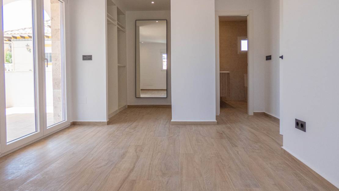 Venta - Chalet - La Zenia