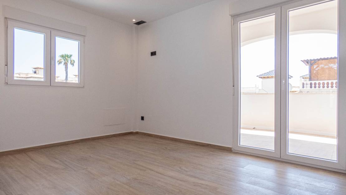 Venta - Chalet - La Zenia