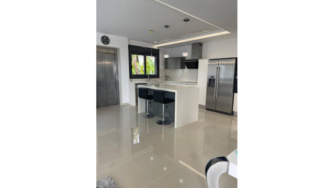 Venta - Villa de Lujo - San Miguel de Salinas - La Cañada