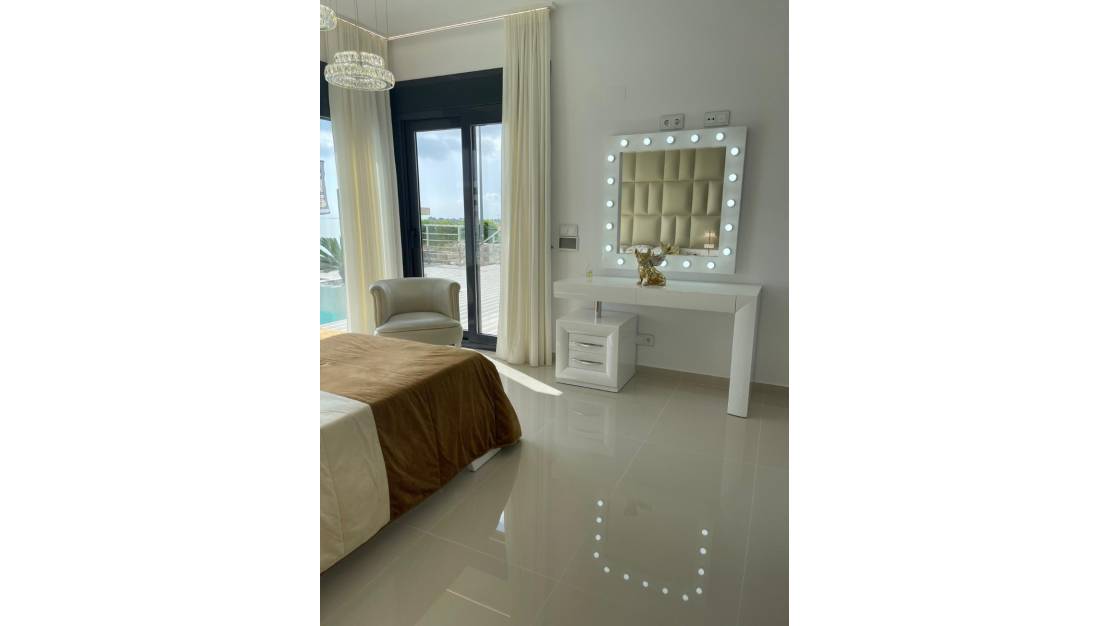 Venta - Villa de Lujo - San Miguel de Salinas - La Cañada