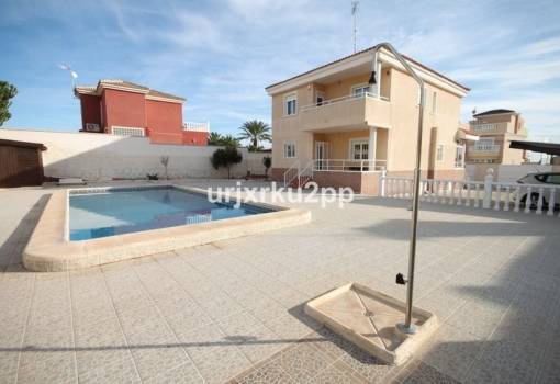 Villa - Sale - Torrevieja - Aguas Nuevas